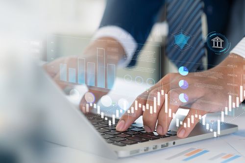 Foto: Zwei Hände auf Laptoptastatur